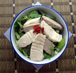 まぐろ丼くこの実添え