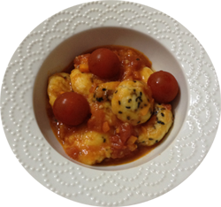 じゃがいも黒ごまニョッキのトマトソース